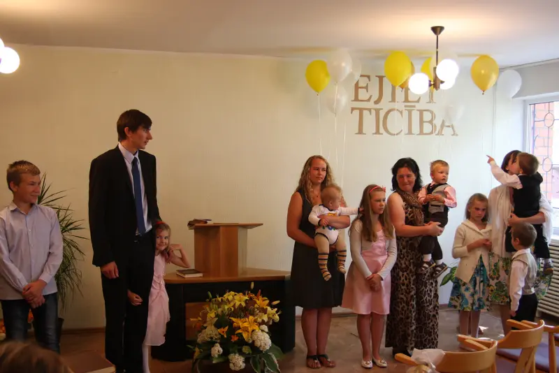 Kristības un bērnu svētīšana Olaines draudzē