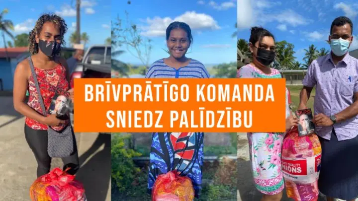 Brīvprātīgie Fidži izdala grāmatas kopā ar ēdiena pakām
