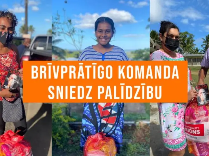 Brīvprātīgie Fidži izdala grāmatas kopā ar ēdiena pakām