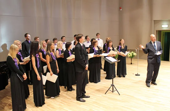 Koncertā dāvina mūziku un vārdus