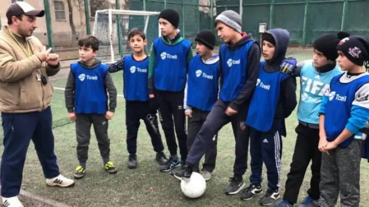 Aizsniedzot zēnus caur futbolu 