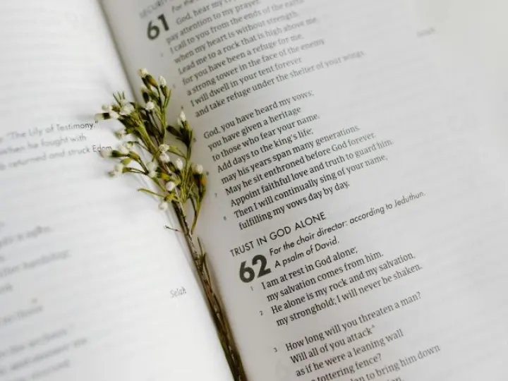 Vai drīkstam mīlēt vienīgi Jēzu, ja mums ir rakstu vieta 5.Moz 6:4,5?