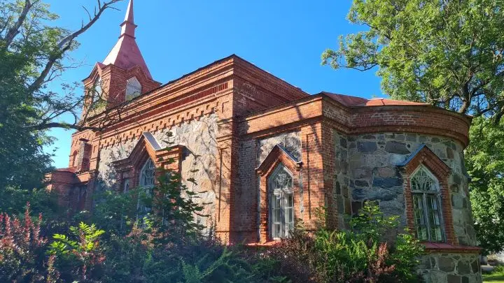 Septītās dienas adventistu Aizputes draudze paziņo par baznīcas ēkas pārdošanu