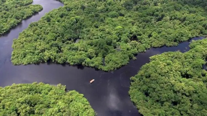 “Peldošās draudzes” debašu laiva Amazonē